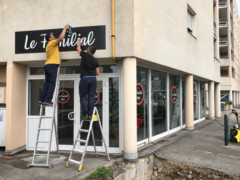 Pose de l’enseigne du restaurant Le Familial à Annemasse, en 2016.